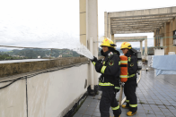 县消防救援大队“检查 演练”护航高层住宅小区安全  