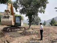 县委党校：打造便民临时停车场