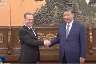 习近平会见俄罗斯统一俄罗斯党主席梅德韦杰夫