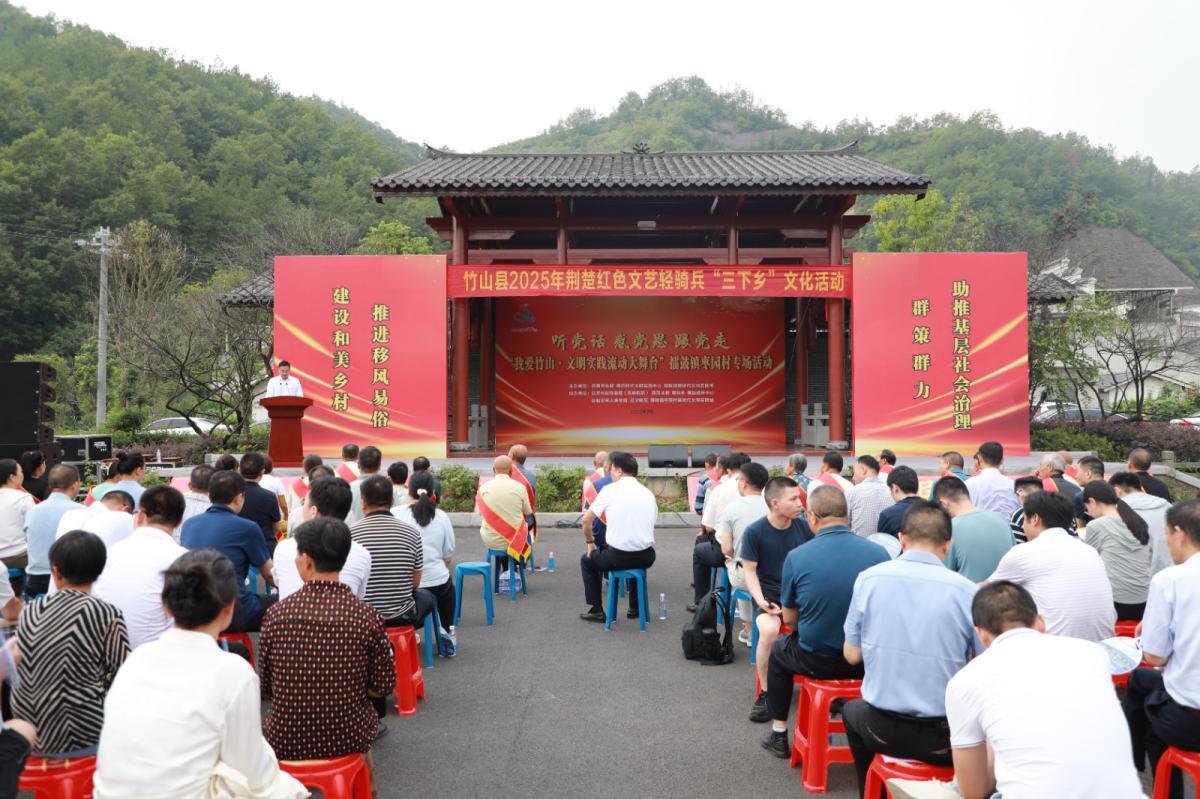流动舞台进村　文明实践惠民