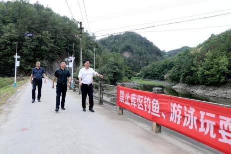 县领导调研督导防溺水工作