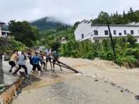 官渡镇：暴雨突袭显担当 干群合力保安全