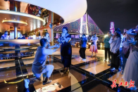 长江夜游玩出“River walk（江上漫步）”新高度，青年情侣“江上告白”安家武汉