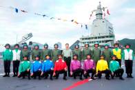 我国第一艘电磁弹射型航空母舰入列 习近平出席入列授旗仪式并登舰视察