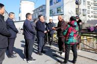 县领导调研老旧小区改造工作