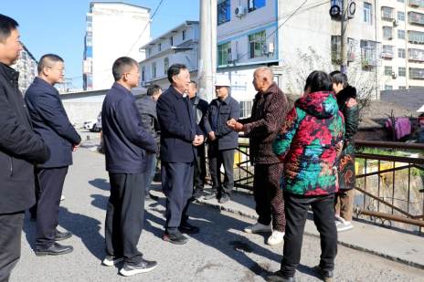 县领导调研老旧小区改造工作