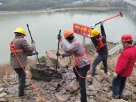 县公路养护中心高效排险保道路安全   