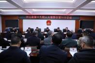县十九届人大常委会第三十次会议召开