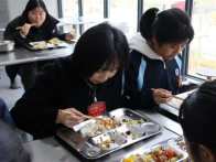 南山高中常态化开展两代表一委员进食堂工作