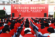 劳模彭定华走进竹山二中播撒精神火种