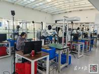 23岁女生，在武汉教机器人“做人”