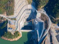 潘口抽水蓄能电站上水库进（出）水口闸门完成吊装