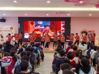 县实验幼儿园：萌娃故事会  欢乐迎元旦
