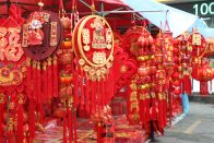 红灯笼映春联红 满城年味迎新春