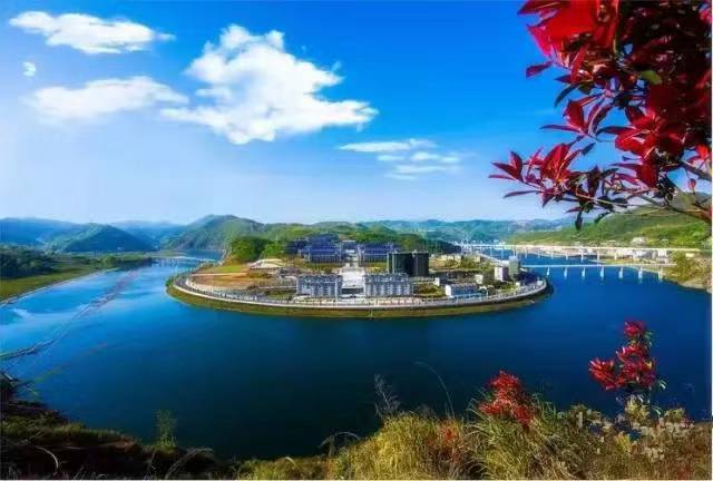 县领导节前慰问竹山一中教师