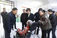 王丽媛走访慰问一线工作者和困难群众