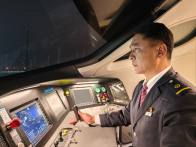 新春走基层 | 凌晨直击高铁“代驾”：司机开复兴号时速不到10公里，每晚接车10余趟步行超两万步