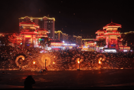 铁花映夜空 欢乐闹新春