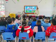 县实验幼儿园在开学第一课上开展消防演练活动