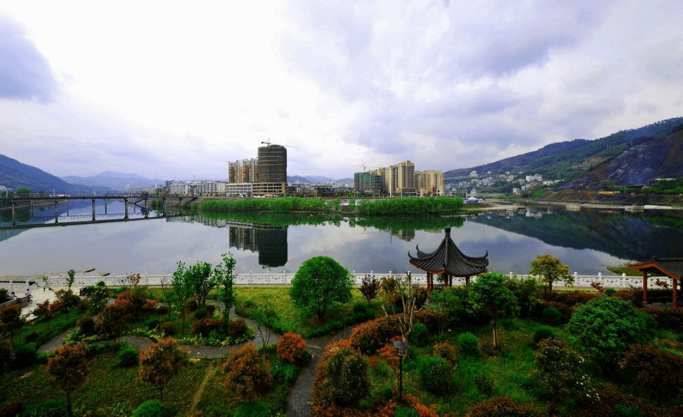 在強(qiáng)化服務(wù)中樹(shù)牢正確政績(jī)觀