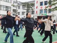 竹山縣委黨?！媒】祷盍Α肮らg操”　燃起干事“精氣神”