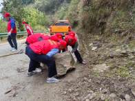 亨運(yùn)竹山養(yǎng)護(hù)公司黨員突擊隊(duì)開展專項(xiàng)道路養(yǎng)護(hù)作業(yè)