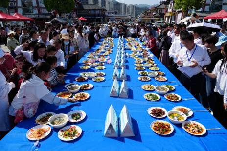 以赛守护学子“味蕾”  巧手烹制暖心三餐