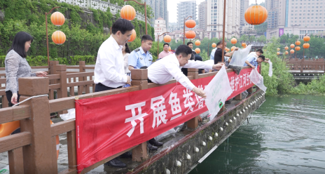 我县开展水生生物增殖放流活动