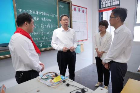 曾祥成走訪慰問少年兒童和教育工作者