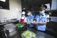 县市场监管局全力护航“两考”食品安全 