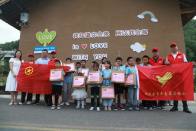 团县委、县青联、县志愿者协会到擂鼓镇开展“六一”儿童节关爱活动