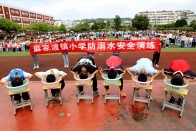 麻家渡镇小学：“一盆水闭气”体验教育 提高学生防溺水意识