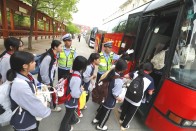 县公安局交警二中队为宝丰镇中考学生保驾护航