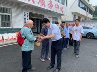 湖北大学知行学院到上庸镇磨滩村开展慰问捐赠活动