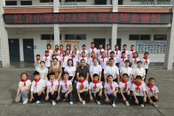 宝丰镇红卫小学：毕业留影定格美好  感恩成长情系母校 