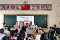 宝丰中学表扬“荣誉家长” 共绘育人“同心圆”