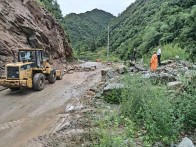 楼台乡清理道路障碍保交通安全