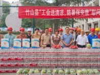 县总工会：为一线职工撑起防暑降温“遮阳伞”