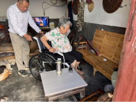 麻家渡镇为残疾人赠送辅助器具