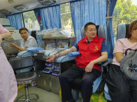 县医保局积极组织机关干部开展无偿献血活动