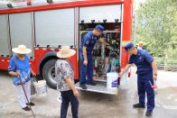 竹山消防送水上门“润民心”　高温之下“解民忧”　