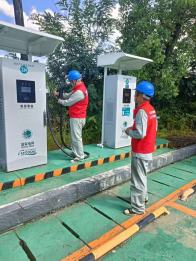 县供电公司检查充电桩  护航群众绿色出行