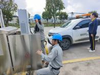 国网竹山县供电公司帮助客户为车辆充电