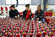   溢水市场监管所：检查灭火器 筑牢“防火墙”