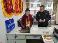 县市场监管局开展“手机变砝码”惠民活动