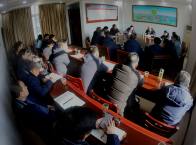 县林业局学习传达县“两会”精神