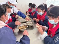 得胜镇：劳动育童心　巧手包饺香