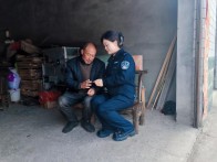 城关派出所民警为群众提供“送证上门”服务