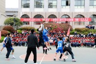 我县第三届中小学生篮球赛县直赛区在茂华中学激情开幕