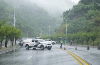 竹山交警：暴雨中的考验 守护交通安全